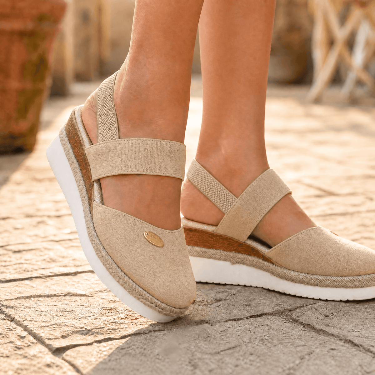 Stepwell – Cushioned espadrille wedge sandals Beige